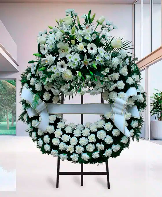 Corona Funeraria de claveles blancos para Tanatorio Jerez Mémora